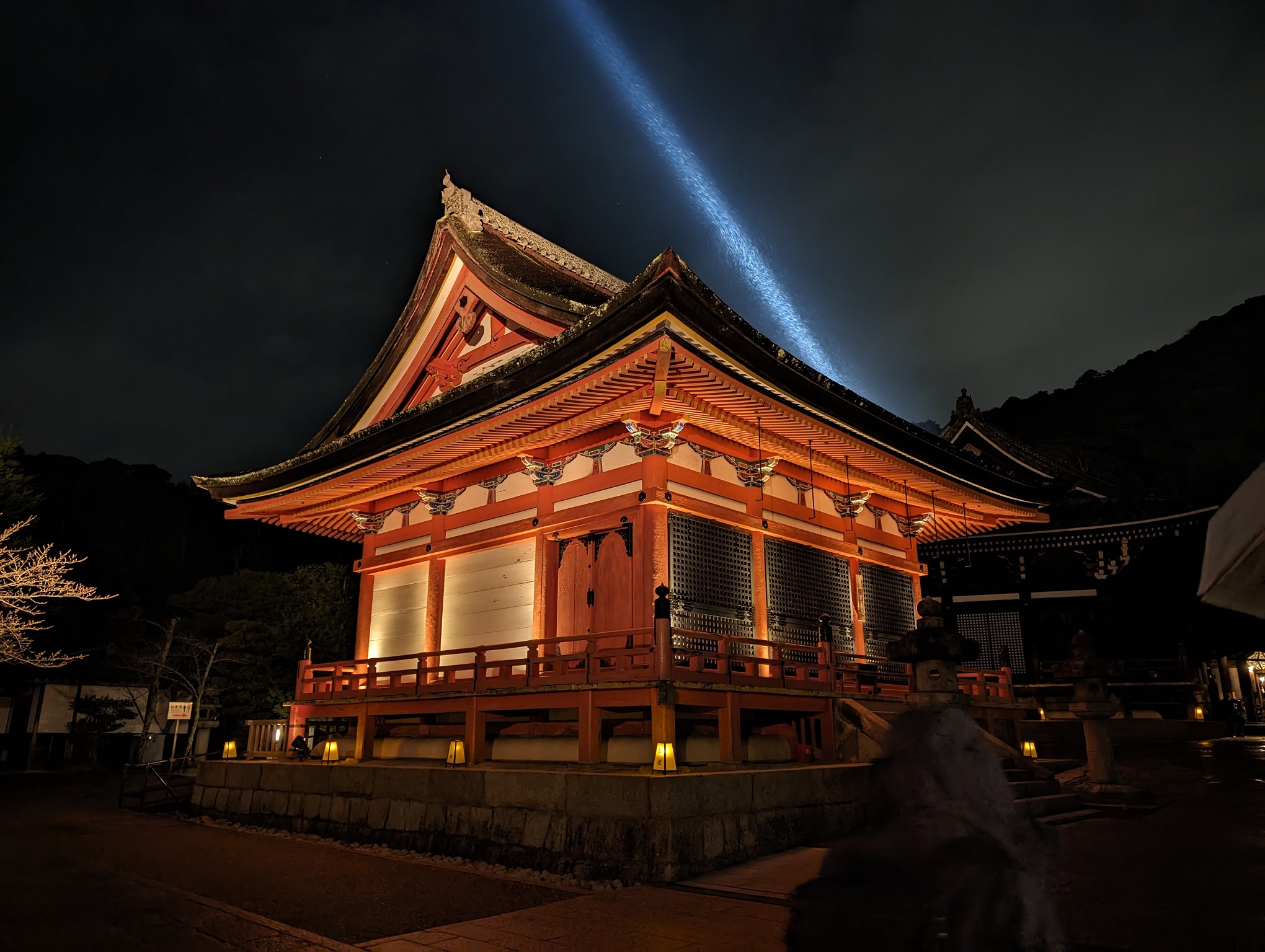 Kiyomizu-dera with a beam of light overhead